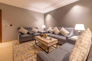 Uma área de estar em Enala Hotel Apartments- Tabuk