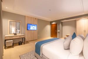 Uma cama ou camas num quarto em Enala Hotel Apartments- Tabuk