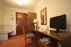TV a/nebo společenská místnost v ubytování Strathburn Hotel Inverurie by Compass Hospitality