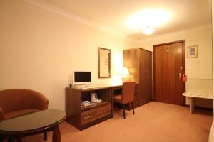 TV a/nebo společenská místnost v ubytování Strathburn Hotel Inverurie by Compass Hospitality