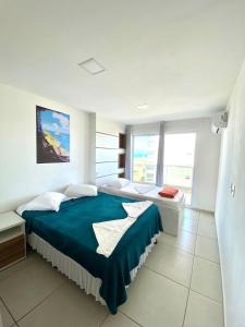 1 dormitorio con 2 camas y ventana grande en Apartamento até 8 Pessoas Praia Grande - Le Bon Vivant, en Arraial do Cabo