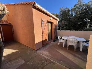 Imagen de la galería de Villa T3 avec terrasse, 6 couchages, proche plage et commerces, quartier calme, parking privé - FR-1-81-365, en Port Leucate