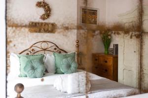1 dormitorio con 1 cama con almohadas azules y blancas en Apartment with Free parking - 6 min drive to beach! en Southend-on-Sea