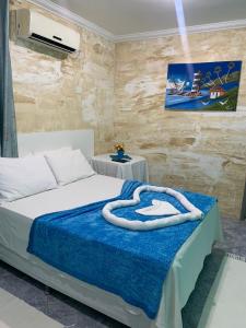 1 dormitorio con 1 cama con manta azul en Pousada Casa Porto, en Porto de Galinhas