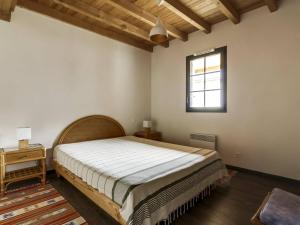 巴雷熱的住宿－Appartement Barèges, 4 pièces, 9 personnes - FR-1-403-64，一间卧室设有一张大床和一个窗户。