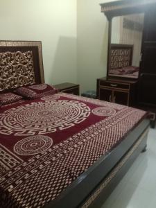 Rúm í herbergi á Gujrat Guest House