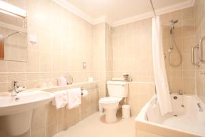 Koupelna v ubytování Strathburn Hotel Inverurie by Compass Hospitality