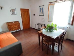 uma sala de estar com uma mesa e um sofá em Roma27 Scarperia em Scarperia