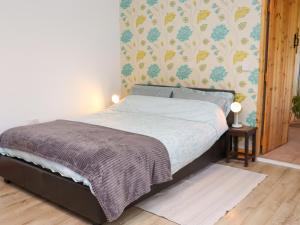 a small bed in a room with at Wheatfield Lodge in Fethard on Sea