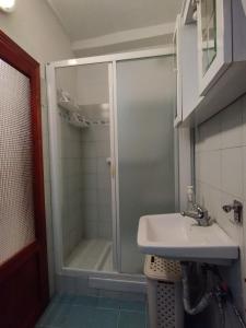 uma casa de banho com um chuveiro e um lavatório. em Roma27 Scarperia em Scarperia