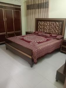 Postel nebo postele na pokoji v ubytování Gujrat Guest House