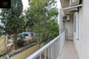 Appartamento dotato di balcone con vista su una strada. di Spacious, central APT in Paceville/St Julians by 360 Estates a San Giuliano