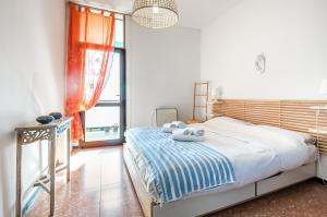 Un dormitorio con una cama y una ventana grande en Deiva Marina Sea View Flat with Garage, en Deiva Marina