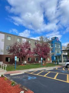 un bâtiment avec un parking en face d'une rue dans l'établissement Motel 6-Caseyville, IL - Caseyville Il, à Caseyville