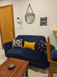 um sofá azul numa sala de estar com uma mesa em Sweet Memories em Sousse