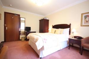 Postel nebo postele na pokoji v ubytování Strathburn Hotel Inverurie by Compass Hospitality