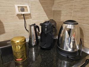eine Arbeitsplatte mit einer Kaffeemaschine und einem Toaster in der Unterkunft Sweet Memories in Sousse