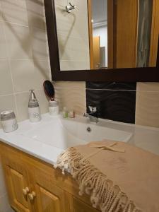 um balcão de casa de banho com um lavatório e um espelho em Sweet Memories em Sousse
