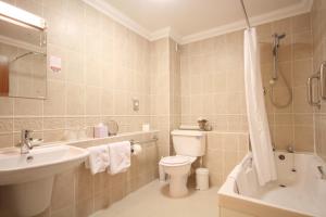 Koupelna v ubytování Strathburn Hotel Inverurie by Compass Hospitality