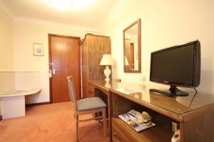 TV a/nebo společenská místnost v ubytování Strathburn Hotel Inverurie by Compass Hospitality