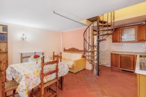 1 dormitorio con 1 cama y escalera de caracol en Appartamento La Chiocciola, en Pian di Scò