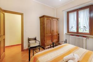 1 dormitorio con 1 cama, armario y ventana en Appartamento La Chiocciola, en Pian di Scò