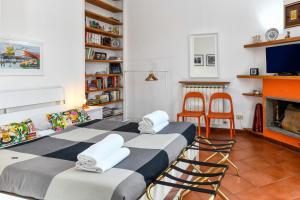 een slaapkamer met 2 bedden en een open haard bij Monti Deluxe - Terrace Spectacular View in Rome