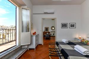 een slaapkamer met 2 bedden en een groot raam bij Monti Deluxe - Terrace Spectacular View in Rome