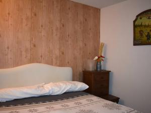 a bedroom with a bed and a wooden wall at Appartement Font-Romeu-Odeillo-Via, 2 pièces, 7 personnes - FR-1-580-27 in Font-Romeu-Odeillo-Via
