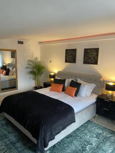 sypialnia z dużym łóżkiem i dużym lustrem w obiekcie La Maison des Rêves - Bran w mieście Bran
