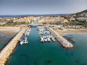 z powietrza widok na przystań z łodziami w wodzie w obiekcie Appartement 5 pers avec loggia, parking privé à Sète - FR-1-472-166 w mieście Sète