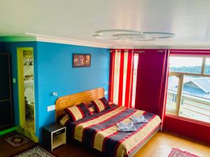 Letto o letti in una camera di Jagatram Niwas Guesthouse Dharamkot