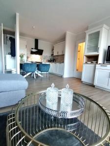 ein Wohnzimmer mit einem Tisch mit zwei Kuchen darauf in der Unterkunft Apartment 509 - FeWo in der Villa Kurpark in Zingst