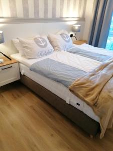 ein Schlafzimmer mit 2 Betten mit Kissen darauf in der Unterkunft Apartment 509 - FeWo in der Villa Kurpark in Zingst