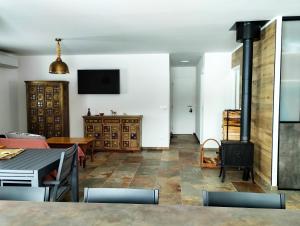 - un salon avec une table et une cheminée dans l'établissement Le Martouret, à La Chapelle-en-Vercors