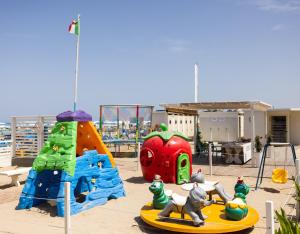 einen Kinderspielplatz in der Unterkunft Hotel Buona fortuna in Bellaria-Igea Marina