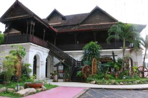 una casa en blanco y negro en Diamond River Ping Petch-Ngam Hotel en Chiang Mai