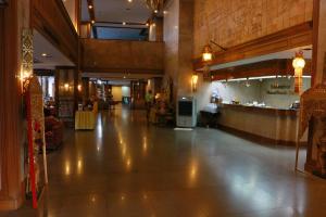 un vestíbulo vacío con un bar en un edificio en Diamond River Ping Petch-Ngam Hotel en Chiang Mai