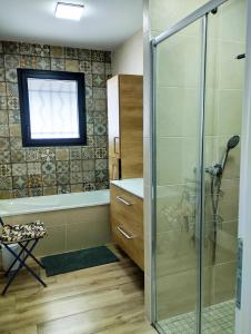 La salle de bains est pourvue d'une douche avec une porte en verre. dans l'établissement Le Martouret, à La Chapelle-en-Vercors