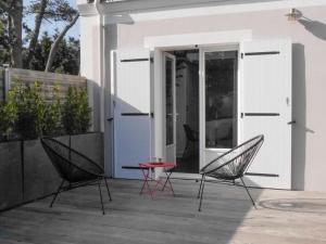 Balkón alebo terasa v ubytovaní Maison moderne et calme avec jardin, proche mer - Locmaria - FR-1-418-223