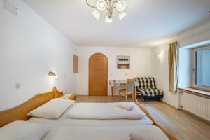 uma sala de estar com duas camas e uma mesa em Gartnerhof Apt Glücksklee em Fleres