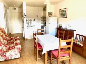 Posedenie v ubytovaní Appartement F2 avec balcon à Amélie-les-Bains - 2 couchages, animaux acceptés, bien équipé - FR-1-703-64