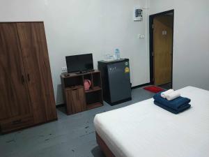 a room with a bed and a tv and a room with a bed at Stay 7 Jomtien Resort in Jomtien Beach