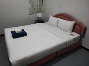 a bedroom with a bed with a blue bag on it at Stay 7 Jomtien Resort in Jomtien Beach