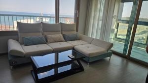 sala de estar con sofá y ventana grande en Parkcliffe, en Jeju