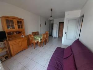 een woonkamer met een tafel en een eetkamer bij Appartement Saint-Hilaire-de-Riez, 3 pièces, 4 personnes - FR-1-324A-49 in Saint-Hilaire-de-Riez