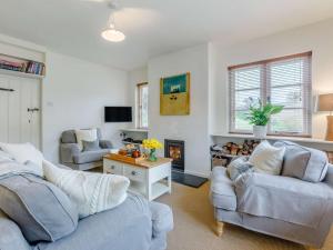 uma sala de estar com dois sofás e uma lareira em 2 Bed in Dulverton 47152 em East Anstey