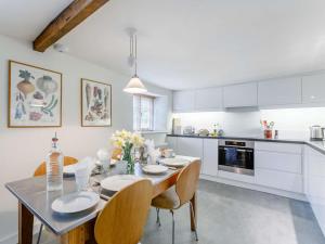 uma cozinha com uma mesa de jantar e cadeiras em 2 Bed in Dulverton 47152 em East Anstey