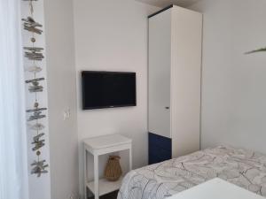 Photo de la galerie de l'établissement FREJUS PLAGE, 30 mètres de la plage, WIFI, tout à pieds !, à Fréjus