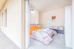 1 Schlafzimmer mit 2 Betten und einem Fenster in der Unterkunft Mutina Design Suite - City life & Hesperia Hospital in Modena